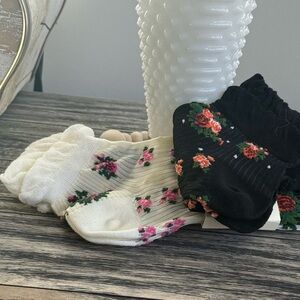 Elegant Floral 2 pk Women's Socks Set - Black and Cream
